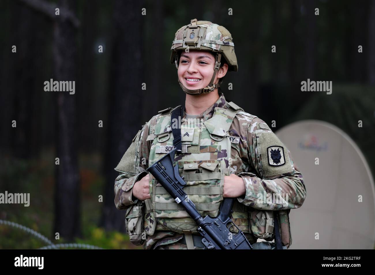I soldati del 50th° Battaglione del segnale Expeditionary (ESB-e), 35th Corps Signal Brigade, hanno allestito le loro attrezzature durante un esercizio di addestramento sul campo il 26 ottobre 2022, a Fort Bragg, N.C. Il 50th ESB-e ha trascorso una settimana sul campo, svolgendo esercitazioni di convalida diurne e notturne in cui ogni equipaggio doveva completare una tabella di sparatorie digitali a tempo per certificare i nodi di rete scalabili. (Foto dell'esercito degli Stati Uniti di Sgt. Maxine Baen) Foto Stock