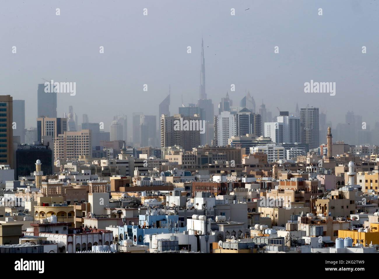 Skyline di Dubai con la città vecchia. Emirati Arabi Uniti Foto Stock