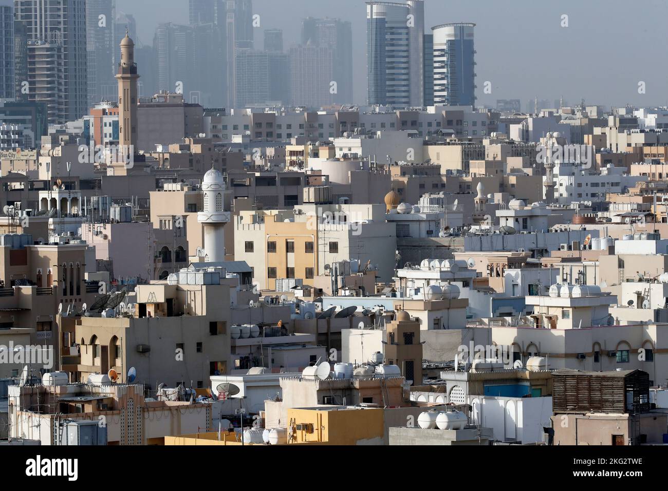 Skyline di Dubai con la città vecchia. Emirati Arabi Uniti Foto Stock