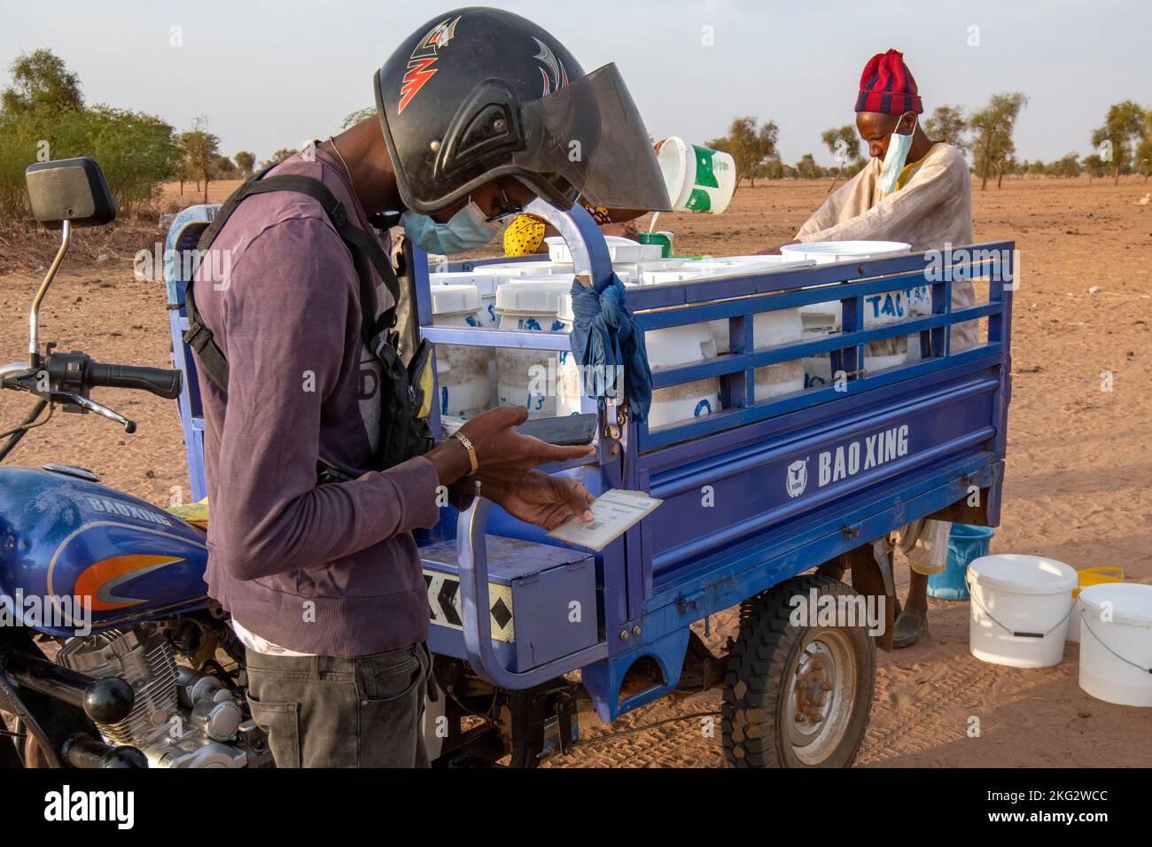 Scansione del codice QR da parte di un collezionista cooperativo Kossam per identificare un pastore che fornisce latte nel Senegal settentrionale Foto Stock