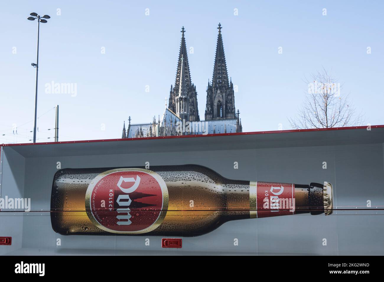 Un camion della birreria Dom passa la cattedrale sulla strada Konrad-Adenauer-Ufer, Colonia, Germania. ein LKW der Dom Brauerei faehrt auf der Stra Foto Stock