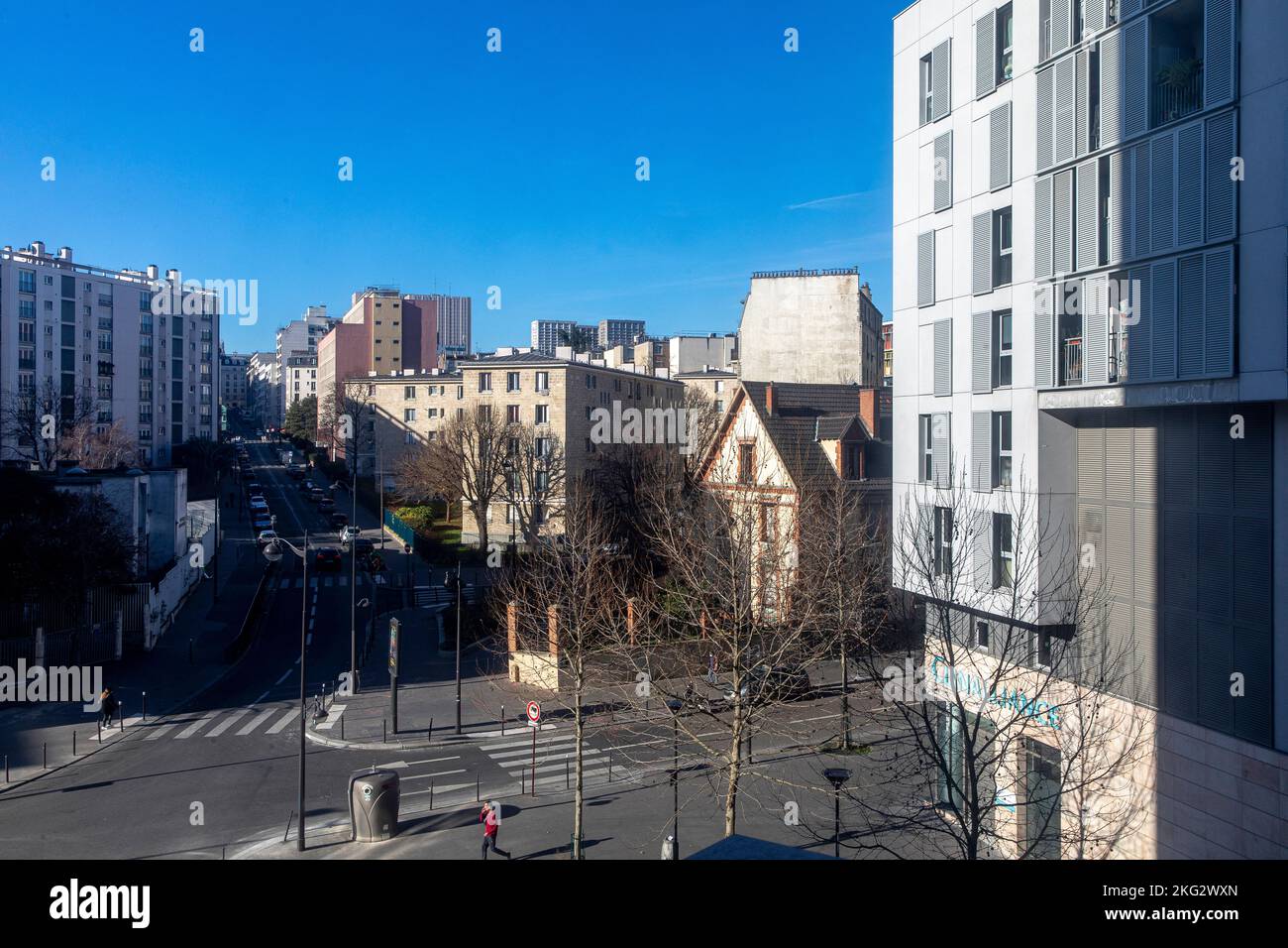 Edifici e cielo blu a Parigi, Francia Foto Stock