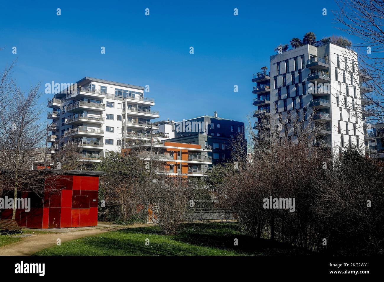 Edifici, parco e cielo blu a Parigi, Francia Foto Stock