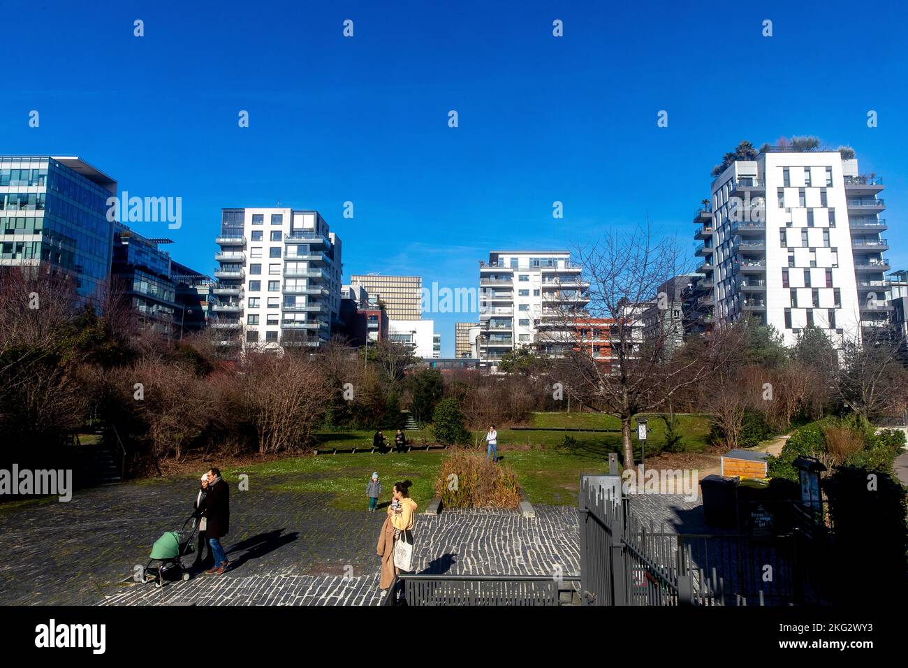 Edifici, parco e cielo blu a Parigi, Francia Foto Stock