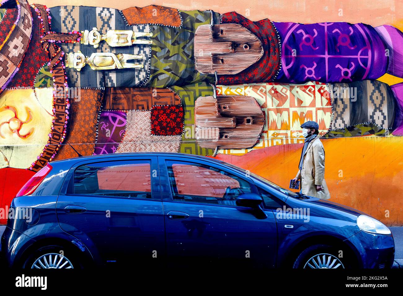 Street art di Inti, auto e pass-by a Parigi, Francia Foto Stock
