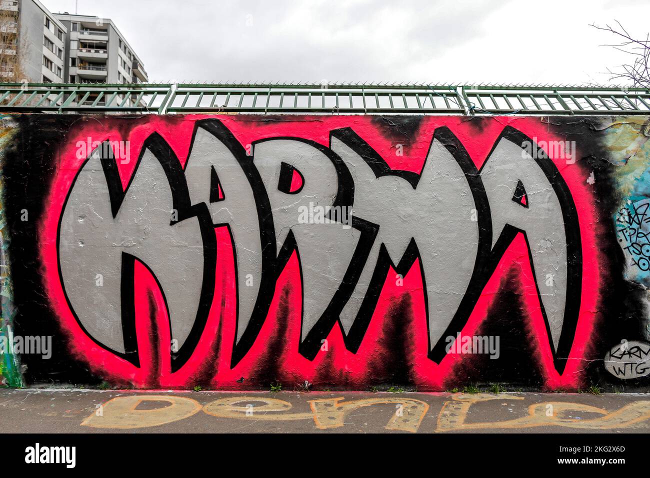 Muro con Street art a Parigi, Francia. Lettere Foto Stock