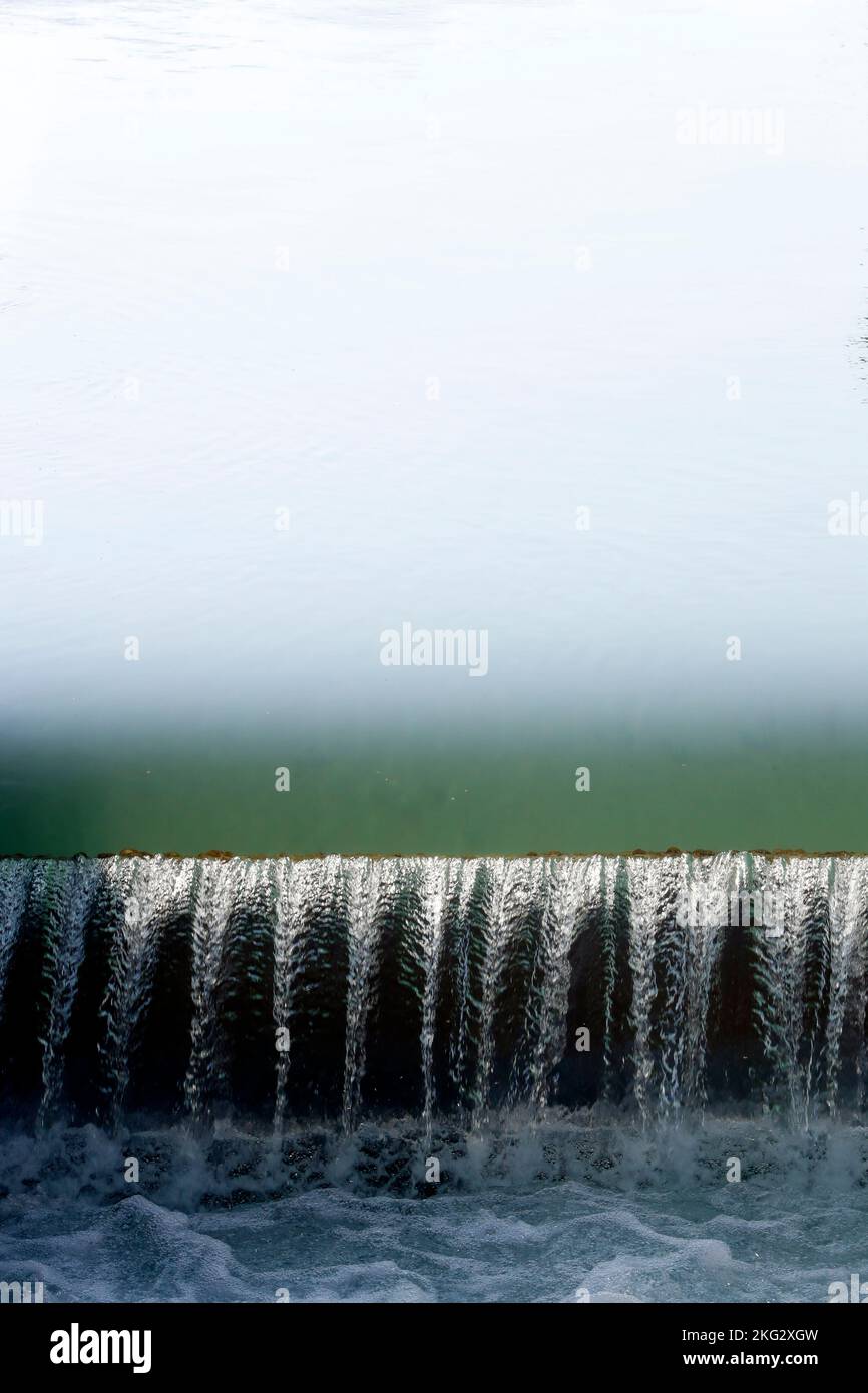 Piccola caduta d'acqua che riflette il colore verde. Francia. Foto Stock