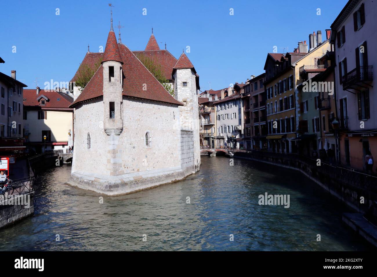 Annecy città vecchia. Il castello del 12th ° secolo Palais de l'Isle nel mezzo del fiume Thiou. Francia. Foto Stock