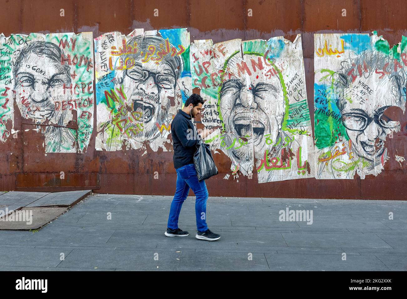 Uomo che passa accanto all'arte di strada a Beirut, Libano Foto Stock