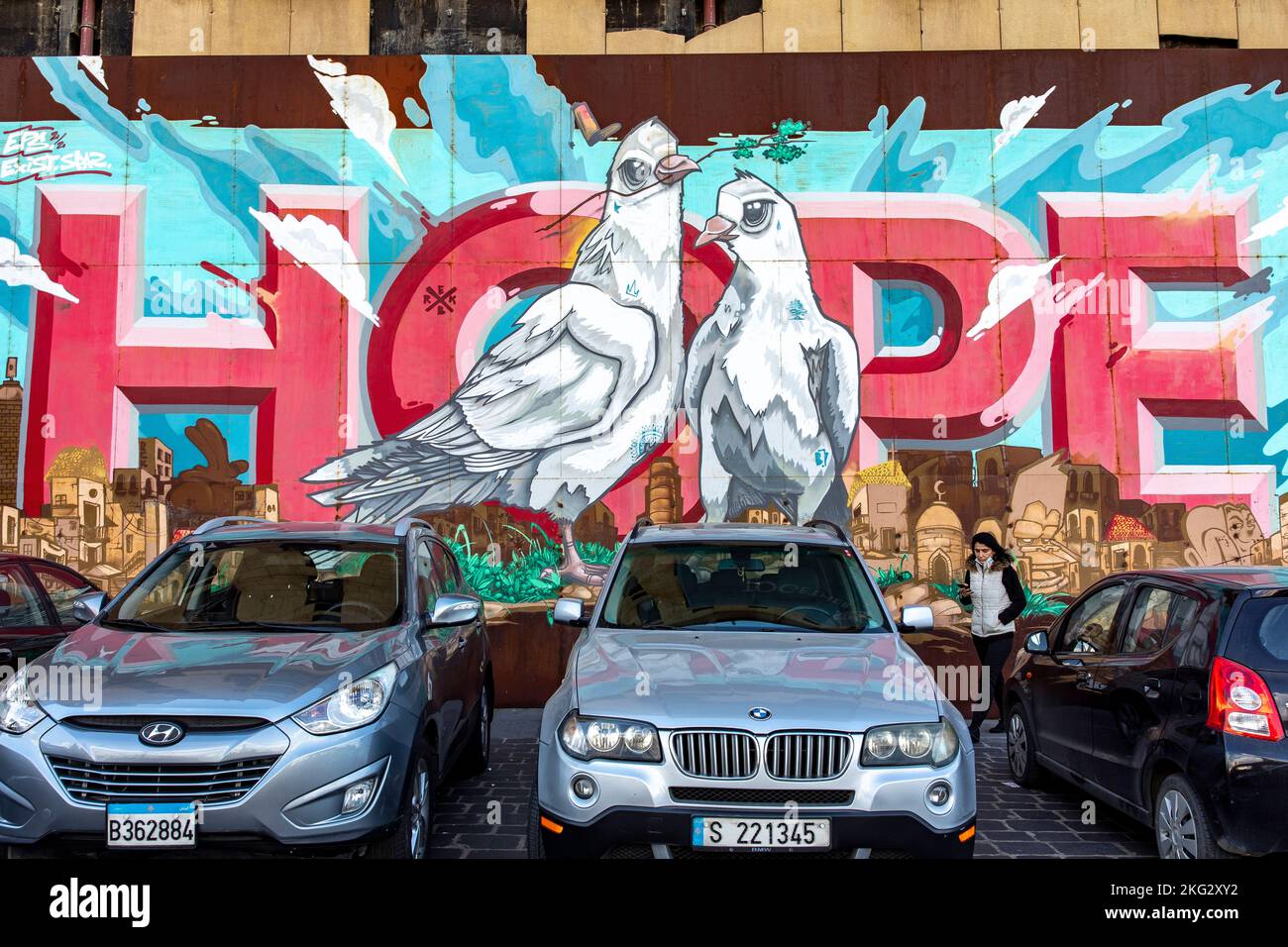 Automobili e Street art a Beirut, Libano Foto Stock