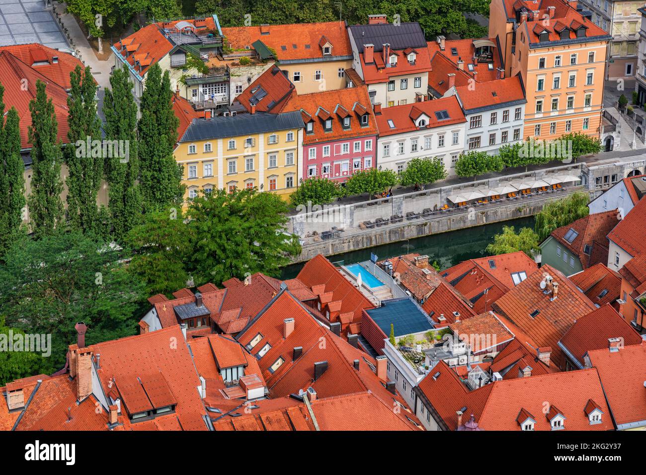 Città di Lubiana in Slovenia, vista sopra le case piastrellate rosse su entrambi i lati del fiume Lubiana dalla città vecchia. Foto Stock