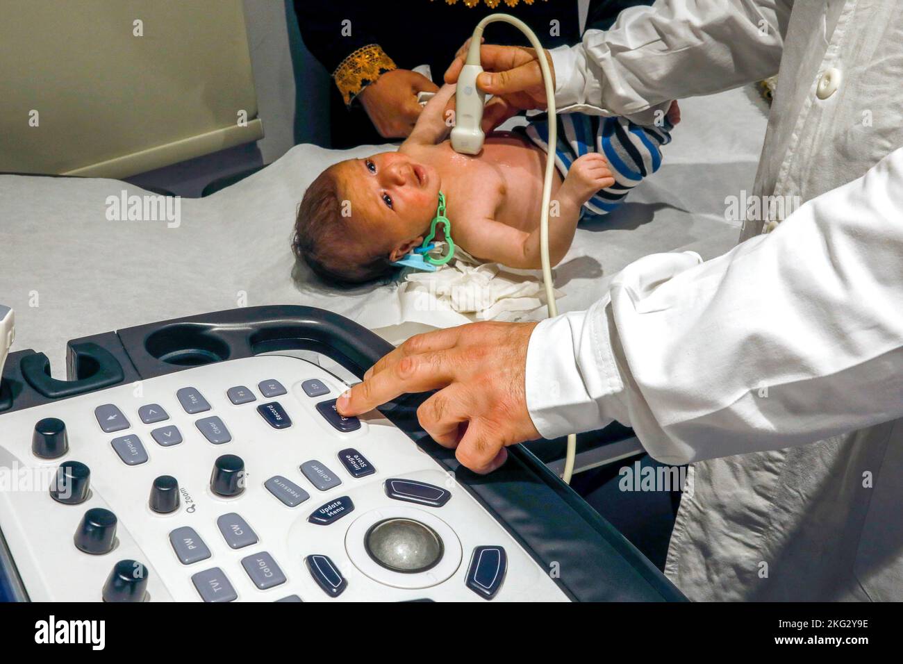 Bambino con malattie cardiache scannerizzato presso l'ospedale Hotel Dieu de France a Beirut, Libano. Foto Stock