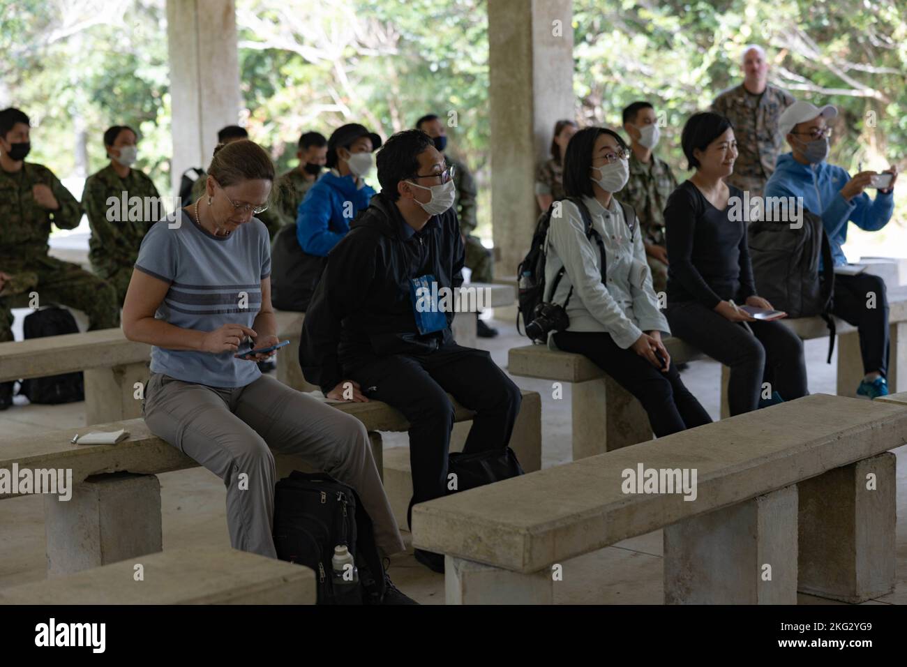 I Marines degli Stati Uniti con i membri della III Marine Expeditionary Force, i membri della Ground Self-Defense Force del Giappone e i rappresentanti dei media di Okinawan ricevono un breve corso presso il Jungle Warfare Training Center di Okinawa, Giappone, 25 ottobre 2022. III MEF ha ospitato un seminario sui media per i rappresentanti dei media di Okinawan per fornire una migliore comprensione di ciò che il III MEF fa al fine di migliorare le relazioni con la loro nazione ospitante. I rappresentanti dei media hanno avuto l'opportunità di volare su aerei militari, osservare le gamme di fuoco vivo e visitare il JWTC. Foto Stock