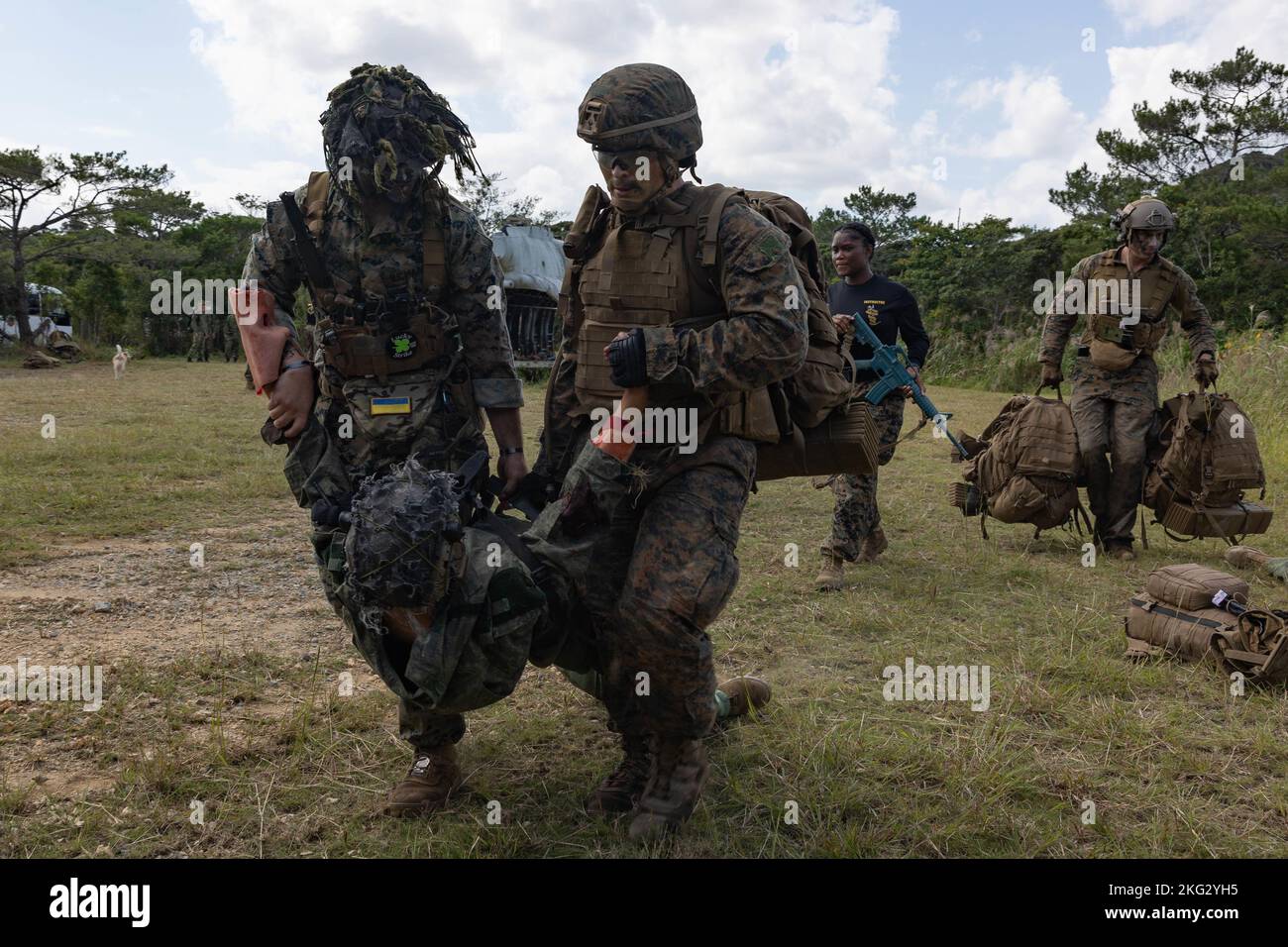 I marinai statunitensi e della Marina assegnati alla III Marine Expeditionary Force partecipano a un corso di medicina nella giungla presso il Jungle Warfare Training Center di Okinawa, Giappone, 26 ottobre 2022. III MEF ha ospitato un seminario sui media per i rappresentanti dei media di Okinawan per fornire una migliore comprensione di ciò che il III MEF fa al fine di migliorare le relazioni con la loro nazione ospitante. I rappresentanti dei media hanno avuto l'opportunità di volare su aerei militari, osservare le gamme di fuoco vivo e visitare il JWTC. Foto Stock