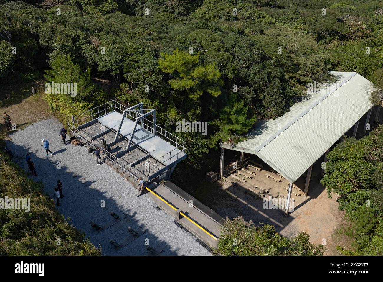 I marinai statunitensi e della Marina assegnati alla III Marine Expeditionary Force partecipano a un corso di medicina nella giungla presso il Jungle Warfare Training Center di Okinawa, Giappone, 26 ottobre 2022. III MEF ha ospitato un seminario sui media per i rappresentanti dei media di Okinawan per fornire una migliore comprensione di ciò che il III MEF fa al fine di migliorare le relazioni con la loro nazione ospitante. I rappresentanti dei media hanno avuto l'opportunità di volare su aerei militari, osservare le gamme di fuoco vivo e visitare il JWTC. Foto Stock