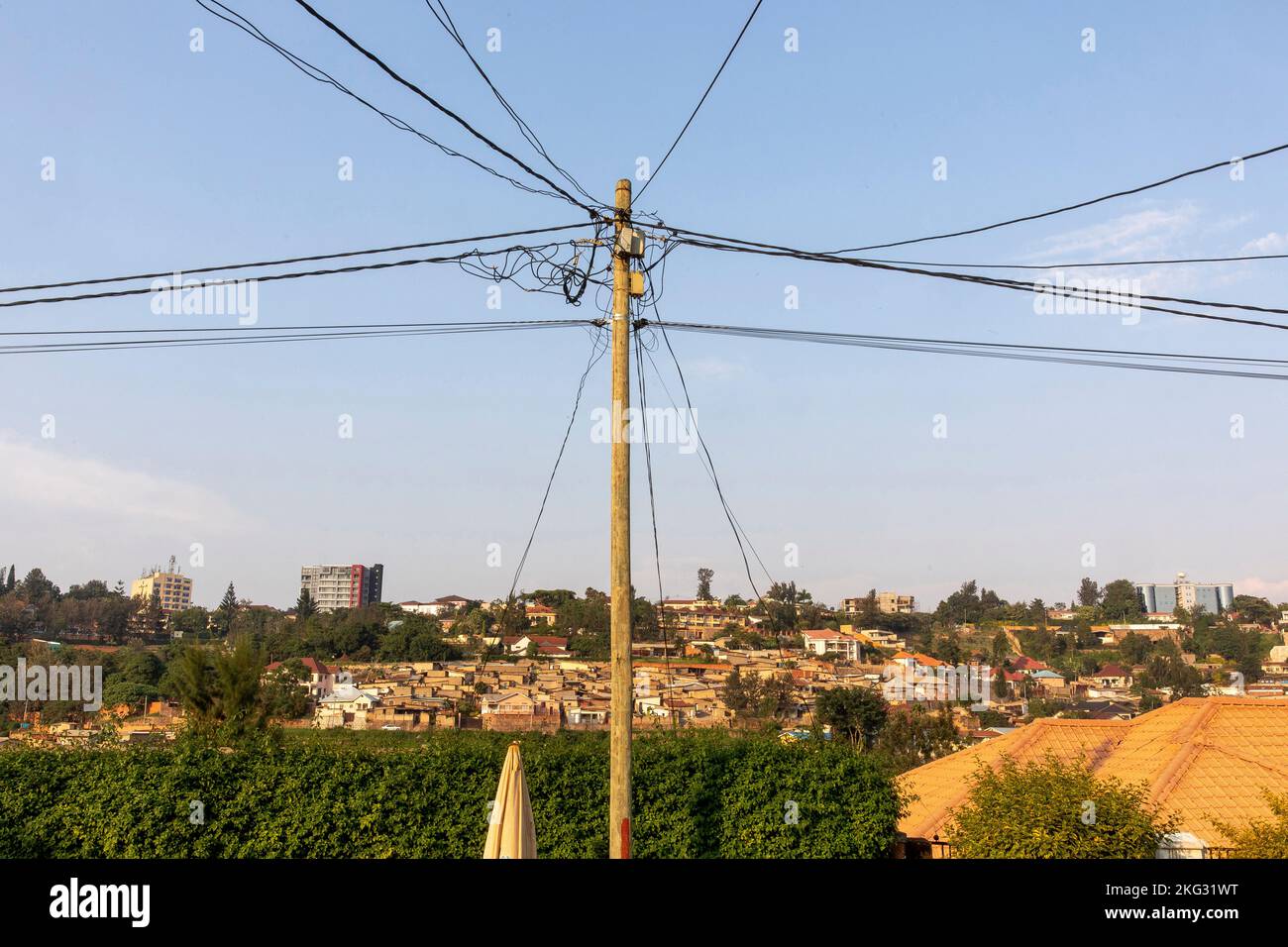 Traliccio, fili ed edifici a Kigali, Rwanda Foto Stock