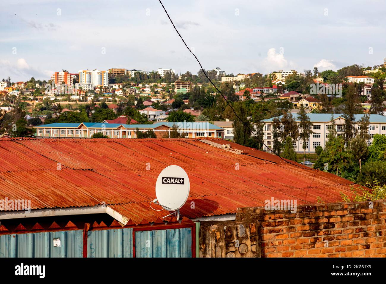 Parabola satellitare ed edifici a Kigali, Ruanda Foto Stock