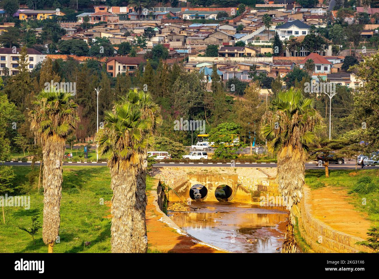 Ponte, strada ed edifici a Kigali, Rwanda Foto Stock