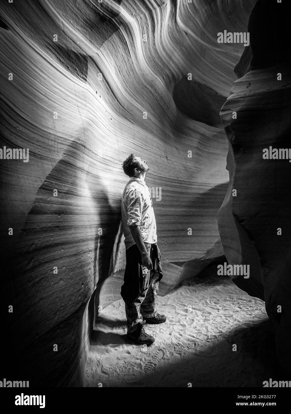 Una persona all'interno dell'Antelope Canyon, Page, Arizona, U.S.A., in bianco e nero Foto Stock