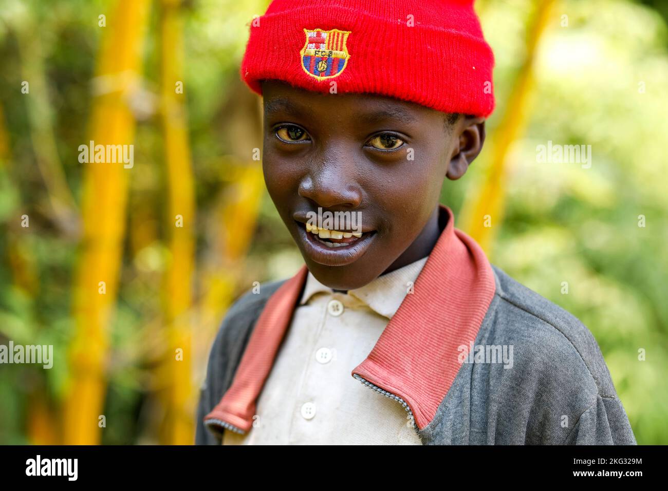 Ragazzo che indossa un cappello da calcio rosso, distretto di Muhanga, Ruanda Foto Stock