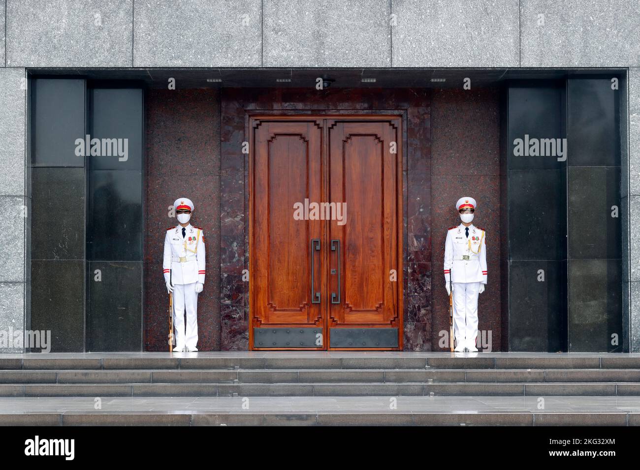 Mausoleo di ho Chi Minh con due guardie all'ingresso. Hanoi. Vietnam. Foto Stock