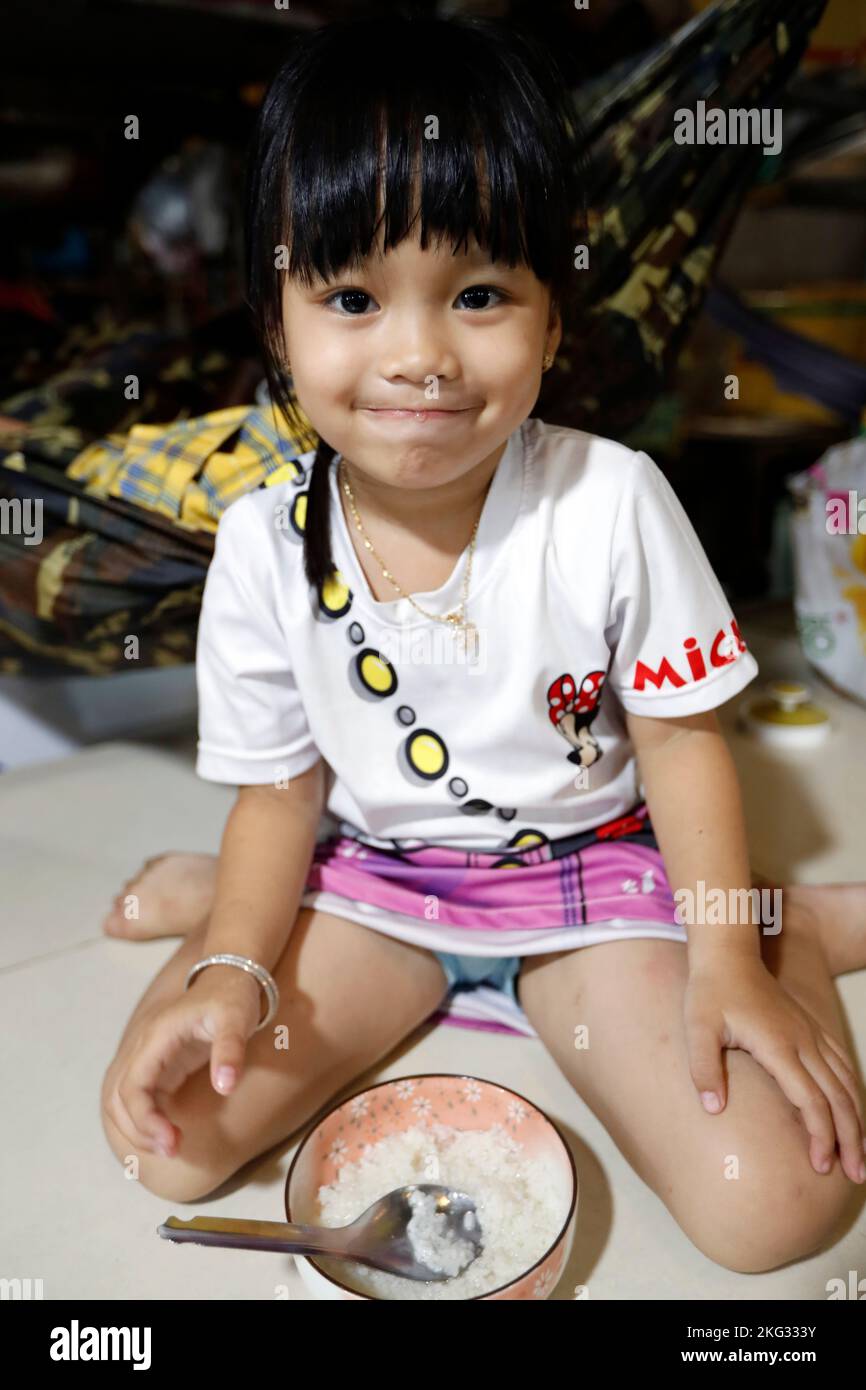 Giovane ragazza vietnamita che mangia il pranzo a casa. Tan Chau. Vietnam. Foto Stock