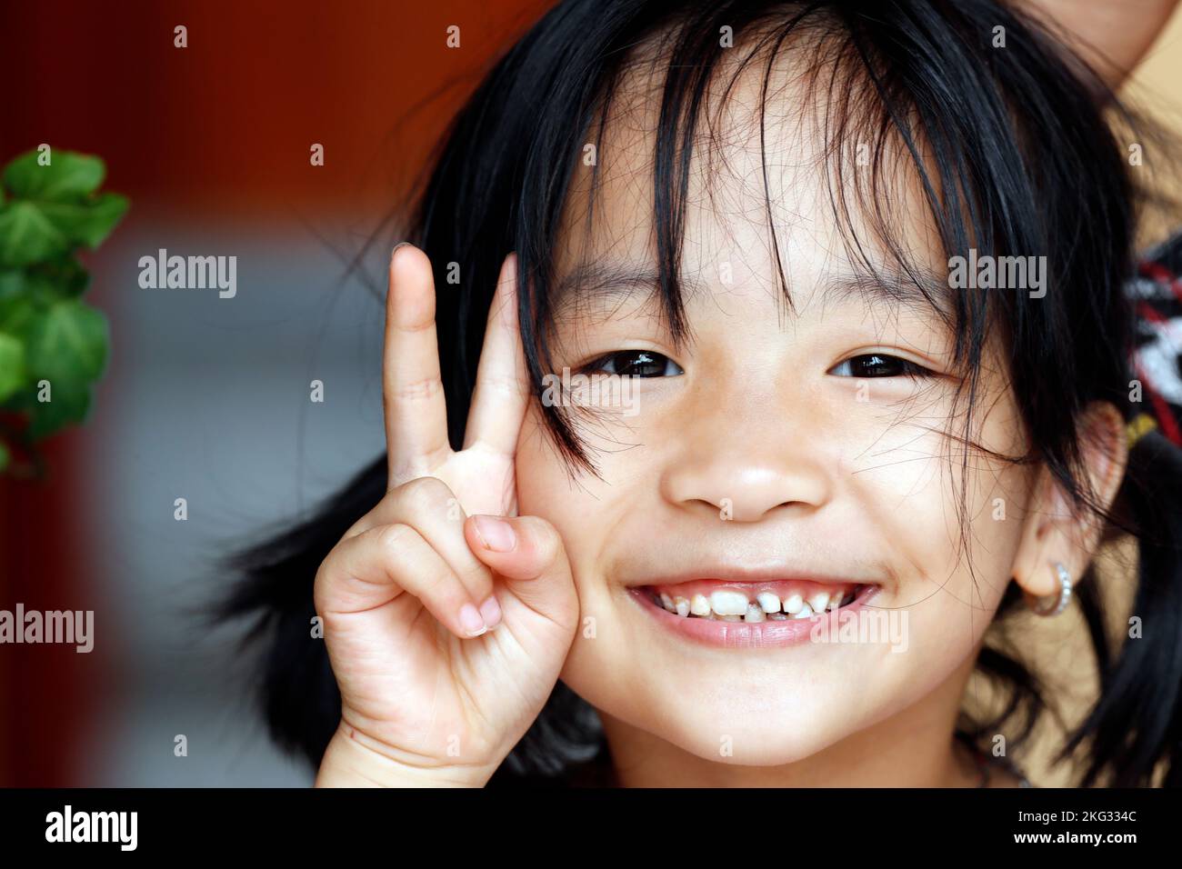 Ritratto di una giovane ragazza vietnamita sorridente. Uong Bi. Vietnam. Foto Stock