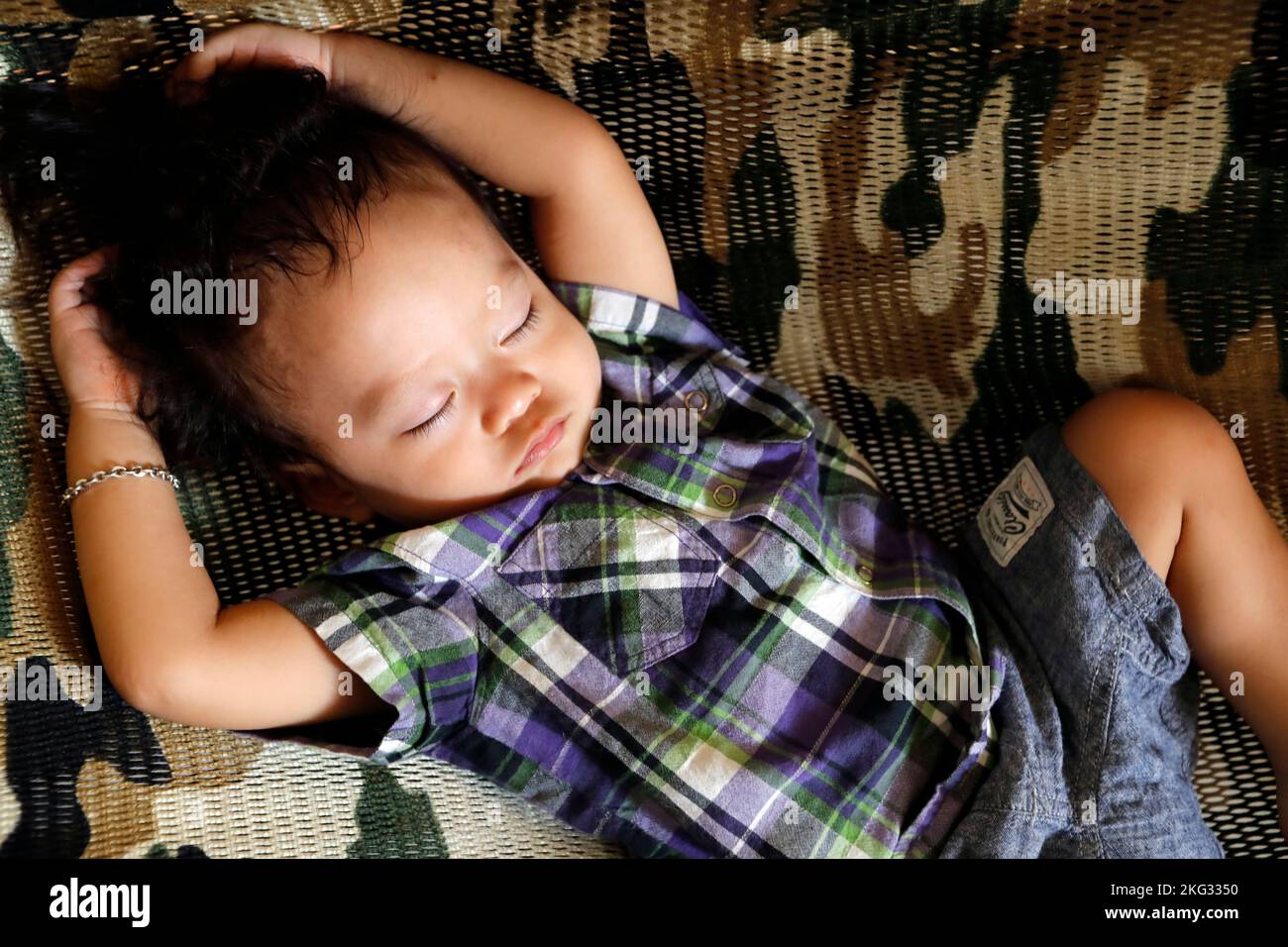 Ritratto di un ragazzo che dorme a casa. Tan Chau. Vietnam. Foto Stock