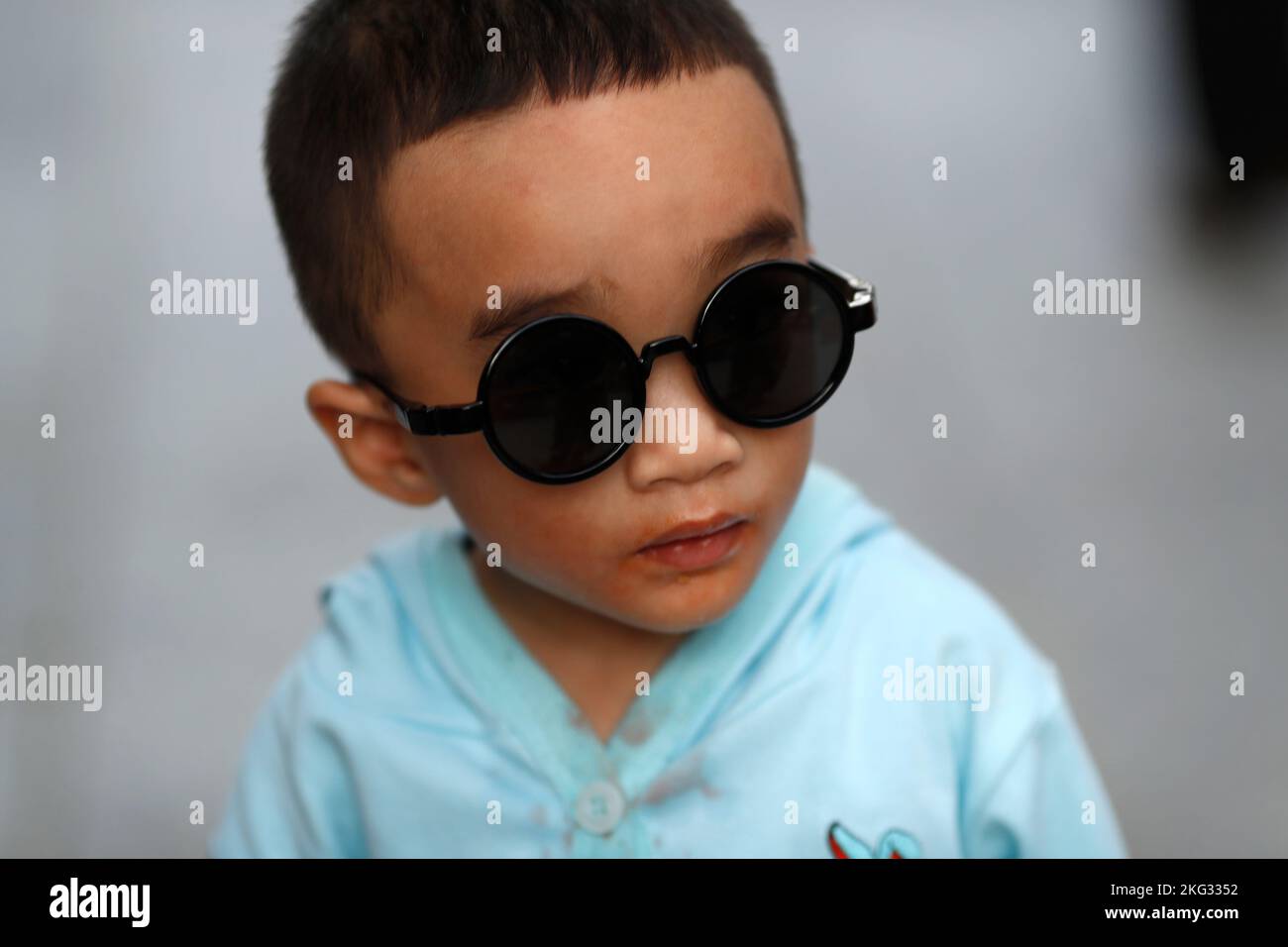 Ritratto di un giovane ragazzo con occhiali da sole. Vietnam. Foto Stock