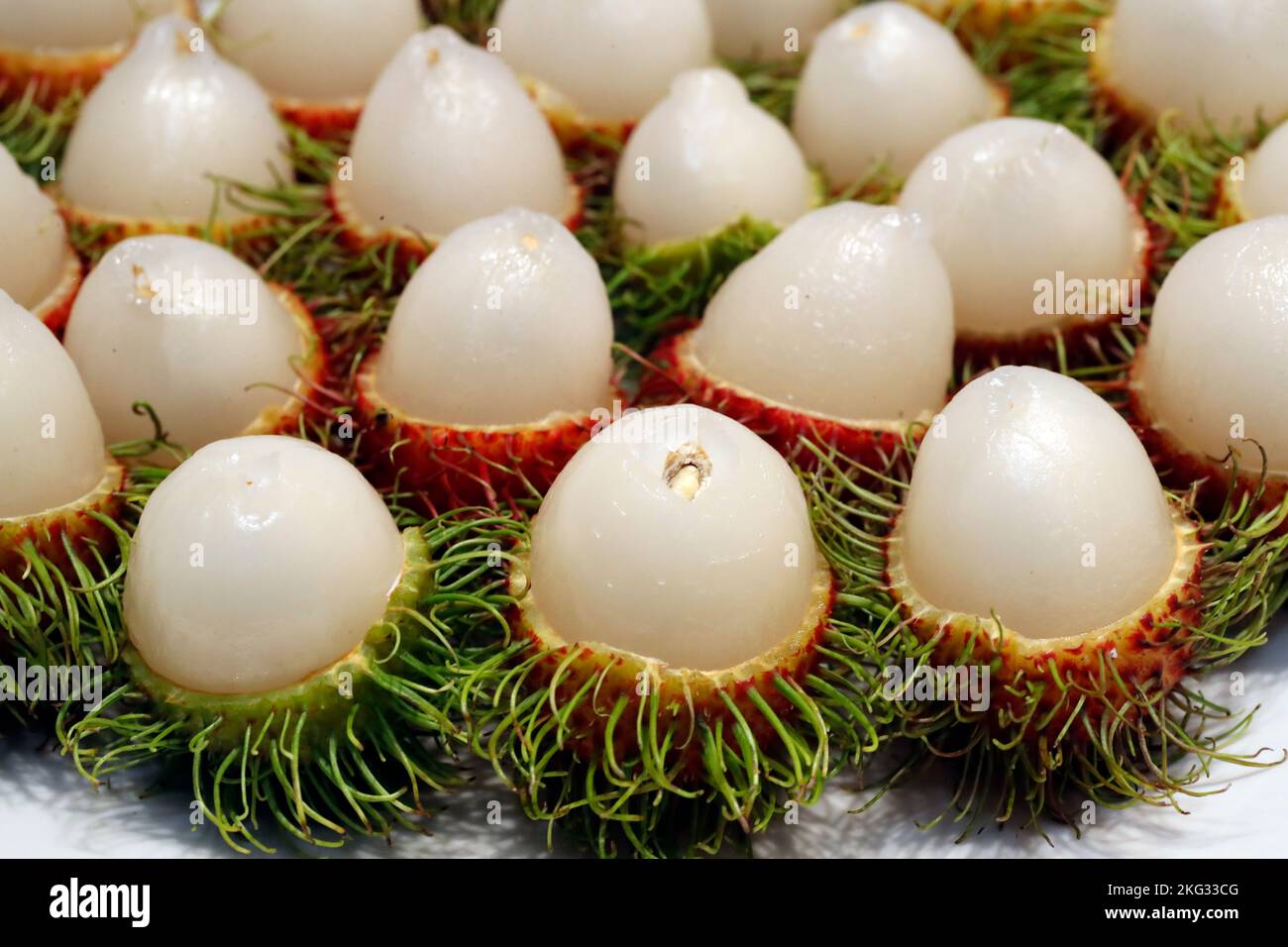 Tagliare il rambotan rosso su un piatto. Frutta esotica. Vietnam. Foto Stock
