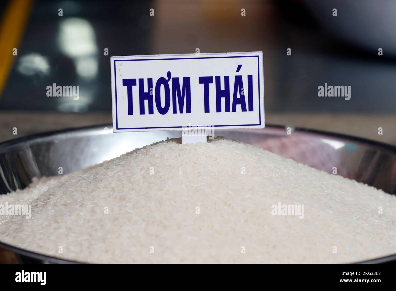 Riso bianco in vendita al mercato locale. Tan Chau. Vietnam. Foto Stock