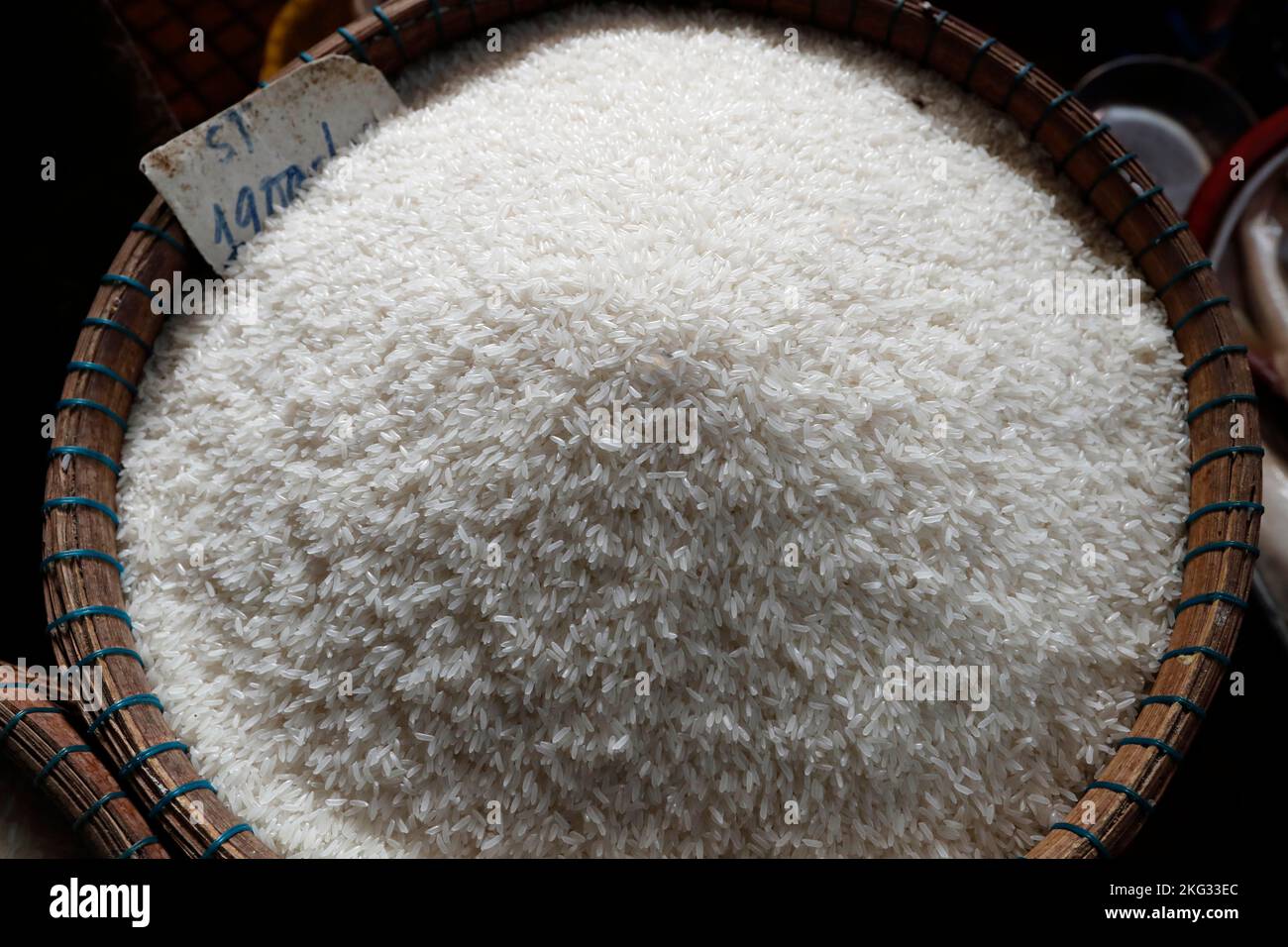 Riso bianco in vendita al mercato locale. Tan Chau. Vietnam. Foto Stock