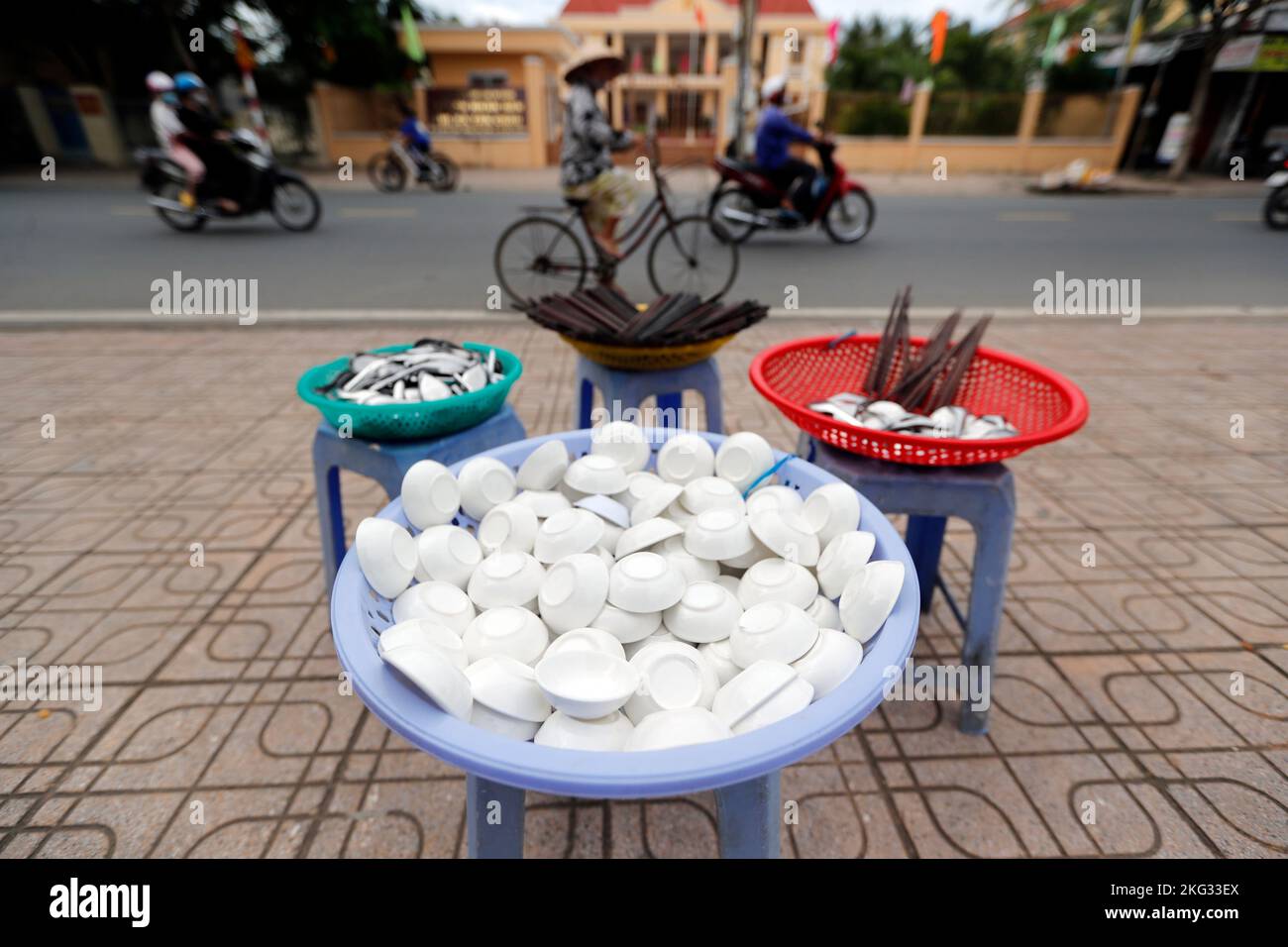 Cibo di strada vietnamita. Ciotole, bastoncini e cucchiai. Tan Chau. Vietnam. Foto Stock