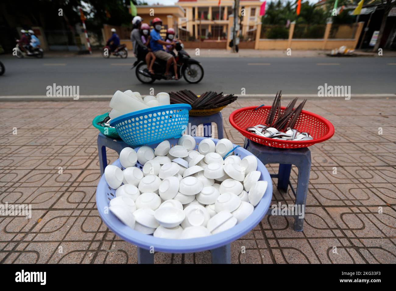 Cibo di strada vietnamita. Ciotole, bastoncini e cucchiai. Tan Chau. Vietnam. Foto Stock