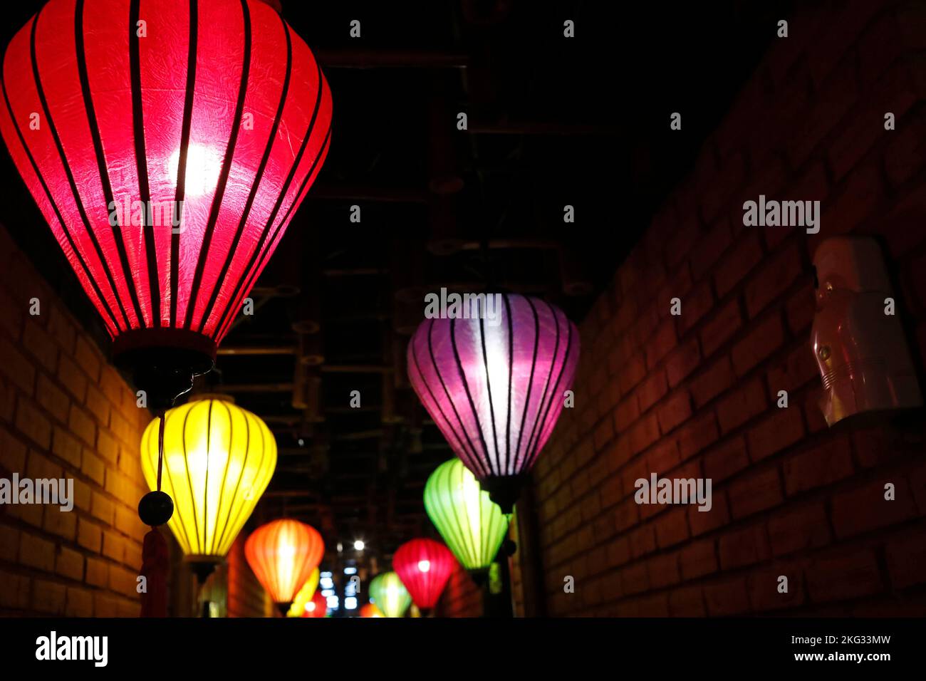 Lanterna tradizionale colorata. Centro benessere e sala massaggi. Vietnam. Foto Stock