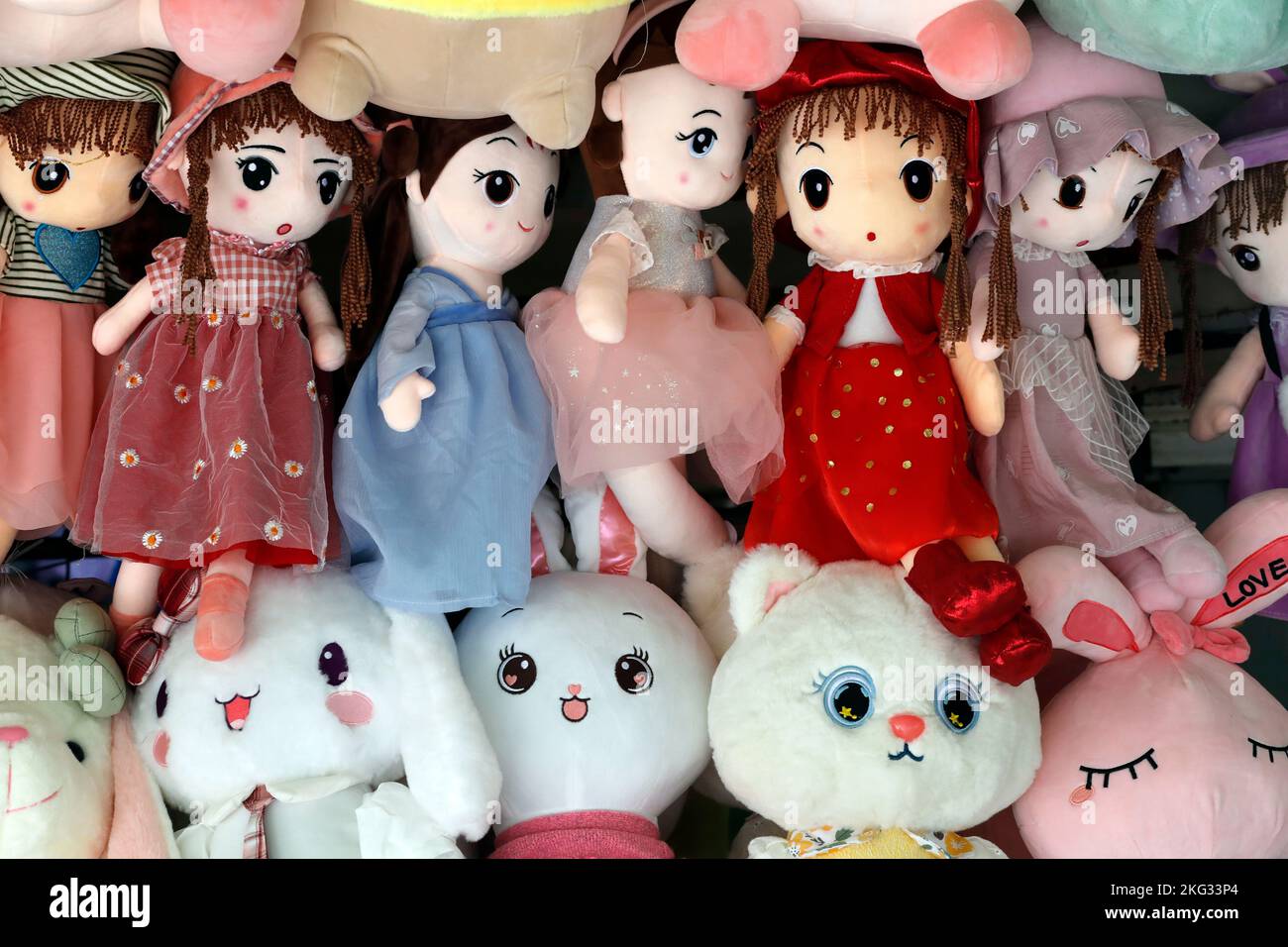Mostra del negozio di giocattoli per bambini nel mercato locale. Bambole. Hanoi. Vietnam. Foto Stock
