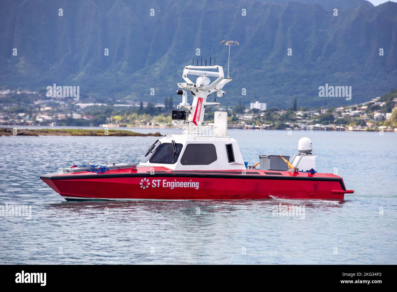 Un'imbarcazione ST Engineering dotata del sistema AUTONOMAST, conduce una dimostrazione autonoma dell'attracco e del rifornimento durante una dimostrazione delle capacità di un'imbarcazione di superficie non presidiata (USV) presso la base del corpo dei Marine Hawaii (MCBH), 26 ottobre 2022. L'ufficio del comando USA Indo-Pacific Science and Technology ha ospitato la dimostrazione sponsorizzata dalla direzione del Ministero della Difesa, dei sistemi futuri e della tecnologia di Singapore. Il sistema AUTONOMAST sviluppato da ST Engineering, un gruppo globale di tecnologia, difesa e ingegneria con sede a Singapore, è progettato per convertire qualsiasi imbarcazione presidiata in un USV, a tutto tondo Foto Stock