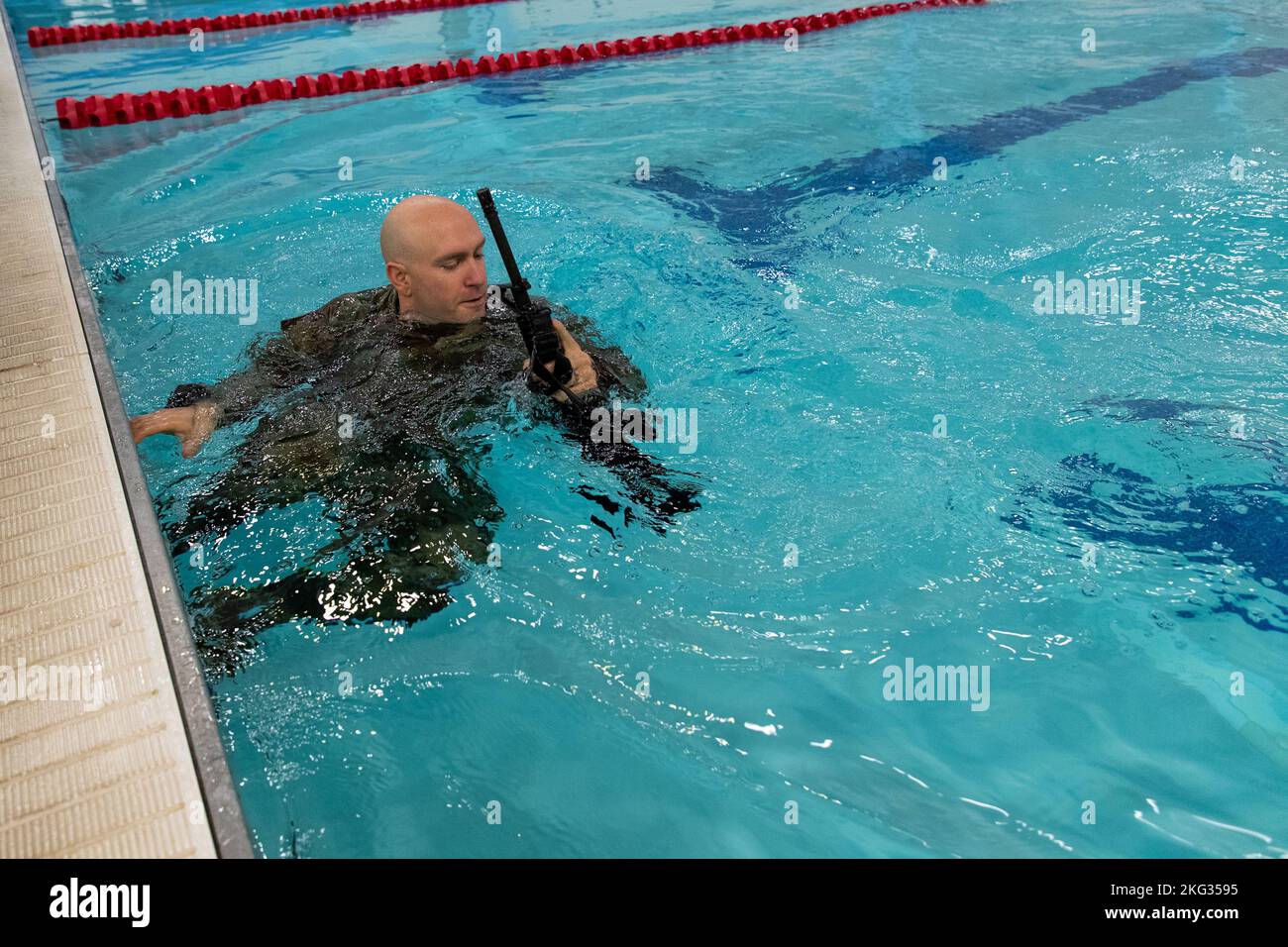 SGT. 1st Classe Cory Fowler dal Madigan Army Medical Center, si addice all'acqua con i suoi M4 durante il Combat Water Survival Test nel 2022 Medical Readiness Command, Pacific Best Medic Competition Mercoledì, Ottobre 26th 2022 alla Joint base Lewis-McChord. Foto Stock