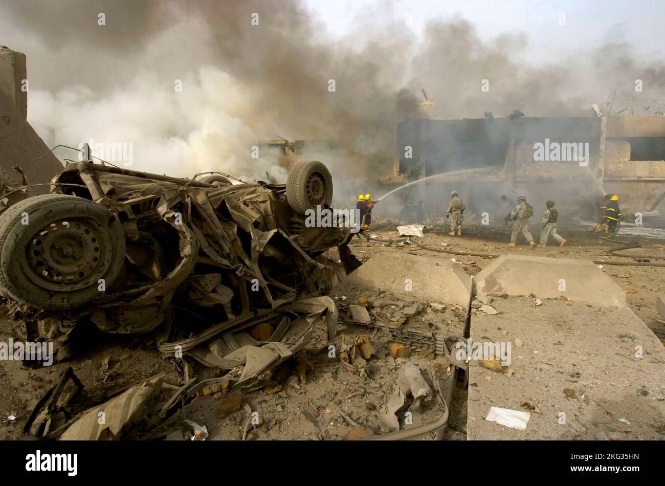 BAGHDAD, IRAQ - 27 agosto 2006 - Un 'veicolo nato improvvisato dispositivo esplosivo' o auto bomba dopo l'esplosione su una strada al di fuori della carta da giornale al Sabah Foto Stock