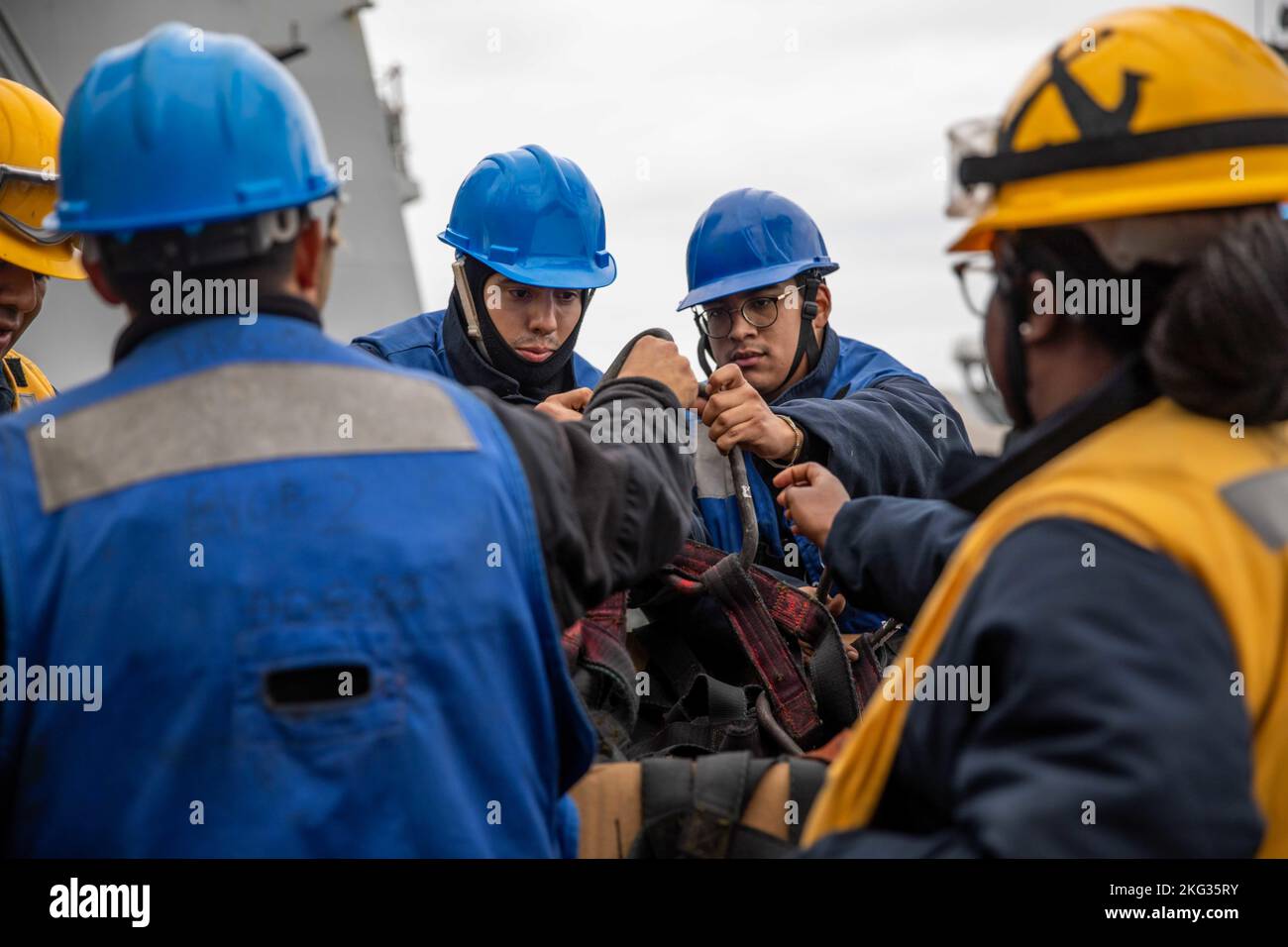 MAR BALTICO (ott 26, 2022) il compagno di Boatswain Seaman Armando Herrera, a metà sinistra, e Seaman Brandon Garciaramirez, a metà destra, preparano un pallet per il lancio a bordo del cacciatorpediniere missilistico guidato Arleigh Burke USS Roosevelt (DDG 80 2022) durante un rifornimento in mare con flotta USNS LEROMAN, 195 ottobre 26. Roosevelt si trova in una distribuzione programmata nell'area operativa delle forze Navali USA in Europa, impiegata dalla U.S. Sesta flotta per difendere gli interessi degli Stati Uniti, alleati e partner. Foto Stock