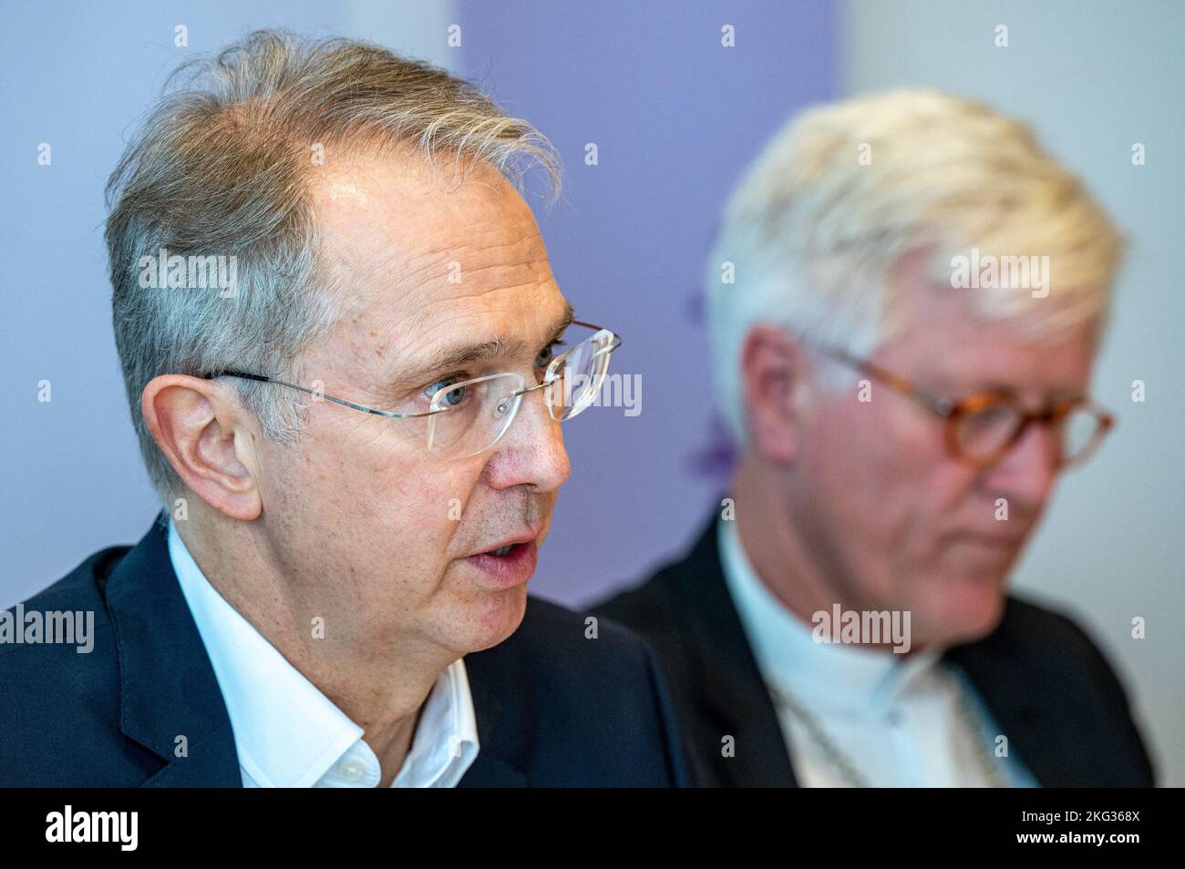 Amberg, Germania. 21st Nov 2022. Patrick de la Lanne, (l) responsabile delle finanze della Chiesa evangelica luterana in Baviera, interviene durante una conferenza stampa accanto a Heinrich Bedford-Strohm, vescovo regionale della Chiesa evangelica luterana in Baviera. La riunione autunnale del sinodo di Stato della Chiesa evangelica luterana in Baviera si svolge ad Amberg. Credit: Armin Weigel/dpa/Alamy Live News Foto Stock