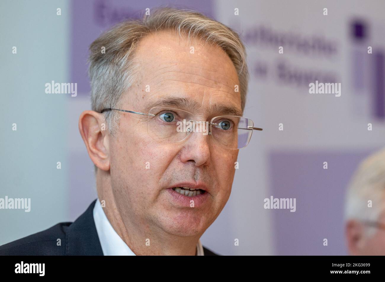 Amberg, Germania. 21st Nov 2022. Patrick de la Lanne, responsabile delle Finanze della Chiesa evangelica luterana in Baviera, interviene durante una conferenza stampa. Si tiene ad Amberg la riunione autunnale del sinodo di Stato della Chiesa evangelica luterana in Baviera. Credit: Armin Weigel/dpa/Alamy Live News Foto Stock