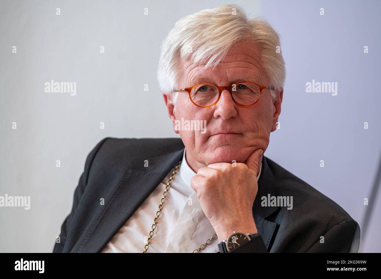 Amberg, Germania. 21st Nov 2022. Heinrich Bedford-Strohm, Vescovo della Chiesa evangelica luterana in Baviera, partecipa a una conferenza stampa. Si tiene ad Amberg la riunione autunnale del sinodo di Stato della Chiesa evangelica luterana in Baviera. Credit: Armin Weigel/dpa/Alamy Live News Foto Stock