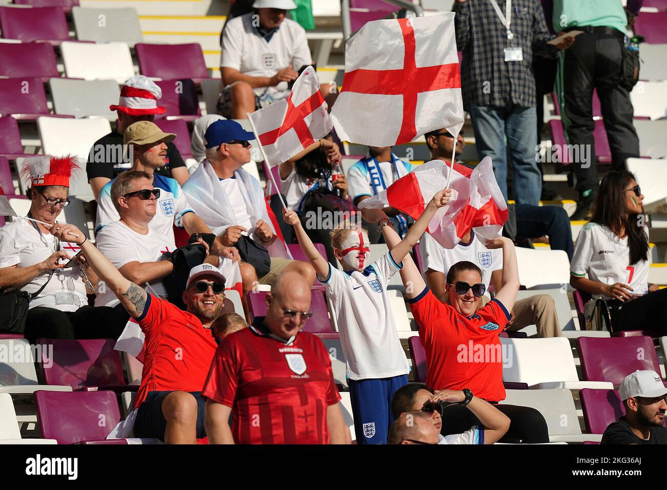 21 novembre 2022, Stade Bollaert-Delelis, Lens Agglo, QAT, Coppa del mondo FIFA 2022, Gruppo B, Inghilterra (GBR) vs Iran (IRN), nella foto i fan inglesi negli stand festeggiano la loro squadra. Foto Stock