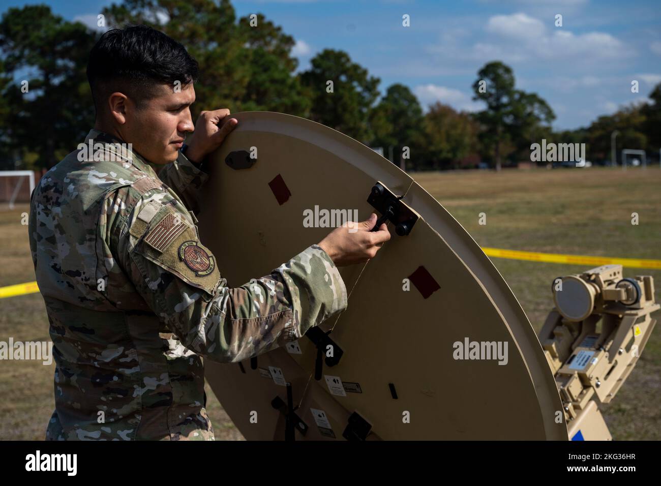 Senior Airman Carlos Juarez, 4th Communications Squadron tecnico di trasmissione a radiofrequenza, disassembla un satellite ranger durante l'esercizio Agile Cub 22-2 presso Seymour Johnson Air Force base, North Carolina, 26 ottobre 2022. Juarez è responsabile dell'installazione e della manutenzione delle comunicazioni in radiofrequenza, della risoluzione dei problemi e della riparazione di dispositivi di comunicazione, sistemi di antenne, sintonizzatori e linee di trasmissione. Foto Stock