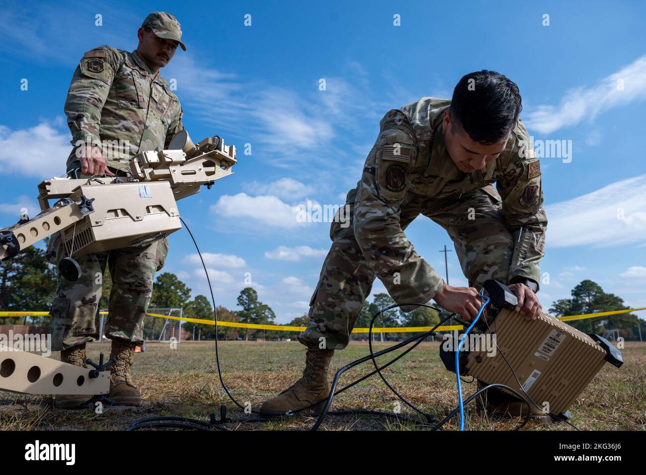 Senior Airman Noah Canary Vawter e Senior Airman Carlos Juarez, entrambi tecnici di trasmissione a radiofrequenza 4th Communications Squadron, disassemblano un satellite ranger durante l'esercizio Agile Cub 22-2 presso Seymour Johnson Air Force base, North Carolina, 26 ottobre 2022. La missione del 4th CS è garantire trasmissioni e frequenze radio efficaci ad altre basi, unità e partner. Foto Stock