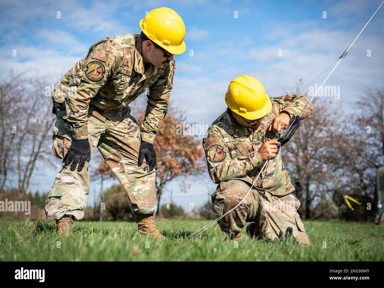 US Air Force Senior Airman Henry Lowry, a sinistra, 1st Combat Communications Squadron tecnico del sistema di trasmissione a radiofrequenza, E Airman 1st Class Emmanuel Estebat, a destra, 1st CBCS tecnico di radiofrequenza, assicurarsi una linea guida per un cielo blu sistema di palo durante Noble skywave al U.S. Army Garrison Baumholder, Germania, 26 ottobre 2022. Noble skywave è un concorso globale che affina le competenze radio ad alta frequenza dei partecipanti, aumentando al contempo l'interoperabilità tra alleati e partner statunitensi. Foto Stock