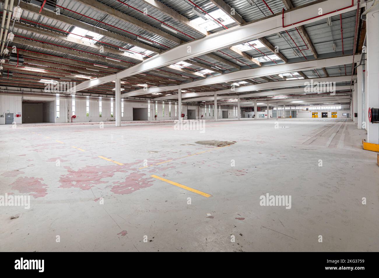 Una foto di officina in una fabbrica coperta da tetto in acciaio pieno Foto Stock