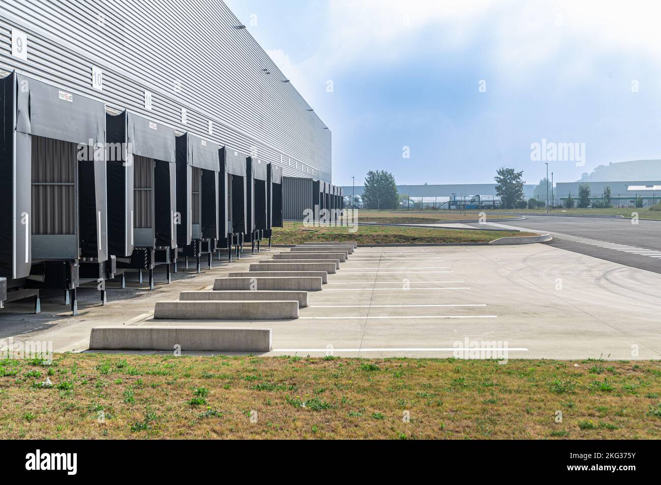 Immagine prospettica dell'edificio industriale con sezioni di banchina di carico nella fila Foto Stock