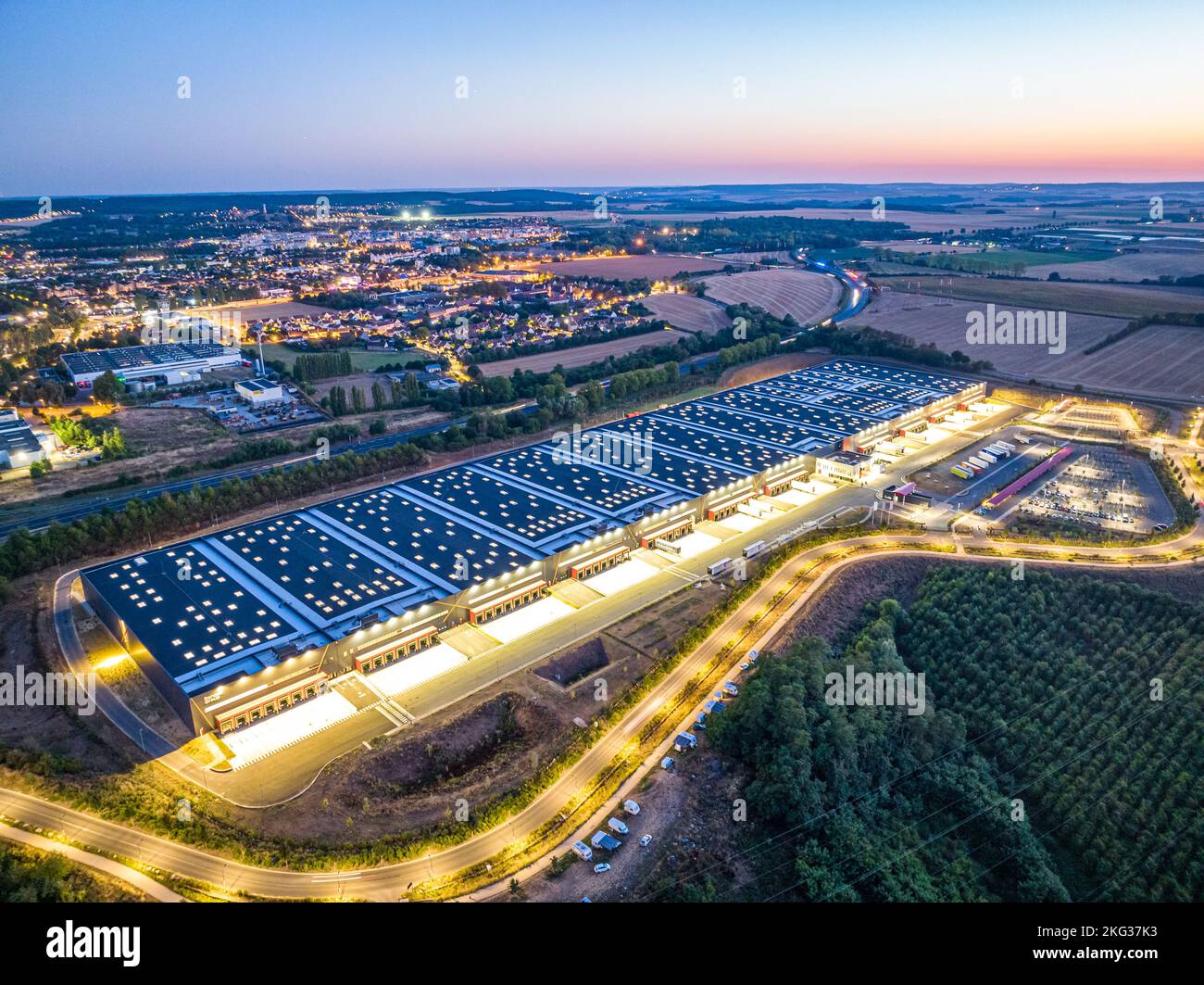 Ripresa aerea di infrastrutture commerciali circondate dal verde Foto Stock